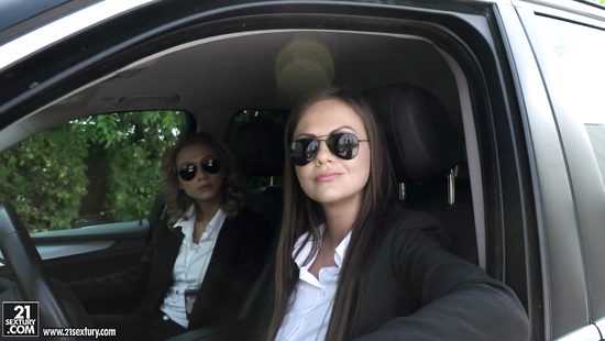 Полицейские карьеристки ради повышения дают в жопу своему начальнику