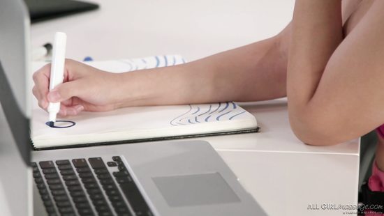 Массаж перед марафоном обернулся нежным лесбийским сексом