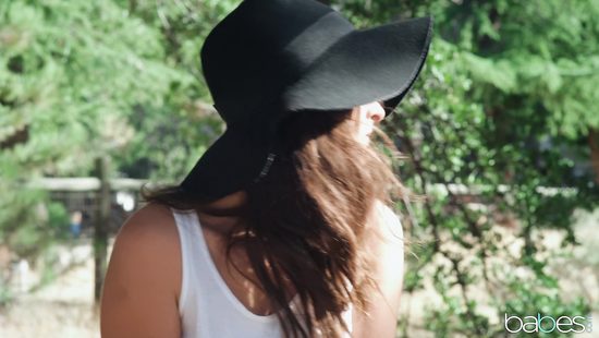 Подобрал на трассе шикарную брюнетку и прокатил на кожаном мотоцикле