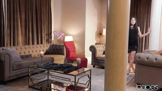 Основатель тайного сообщества проверяет способности новой участницы