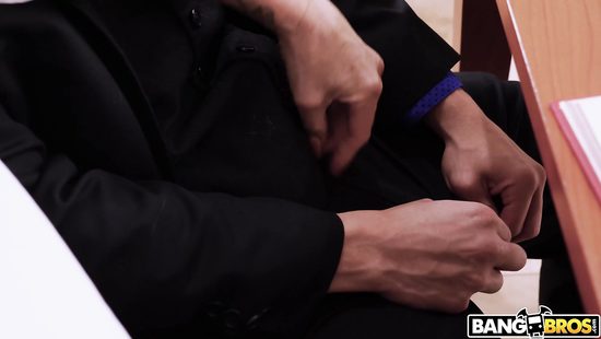 Пышногрудая милфа позарилась на большой член женатого парня