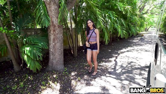 В Майами лысый пикапер быстро развёл на секс в машине роскошную латинку