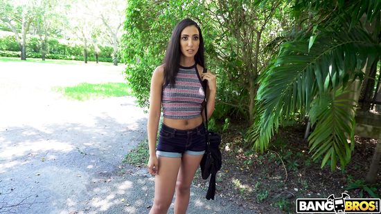 В Майами лысый пикапер быстро развёл на секс в машине роскошную латинку