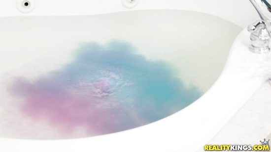 Не дал подружке подрочить в ванной и отпорол своим вставшим членом