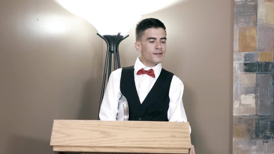 Неуклюжий официант утолил страсть к анальному сексу замужней клиентки