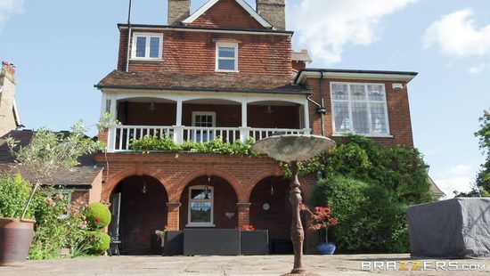 Установил в огороде чучело и отжарил ожившую грудастую красотку