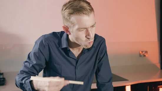 Покушал с обнажённого тела суши и на десерт попробовал сладкую киску