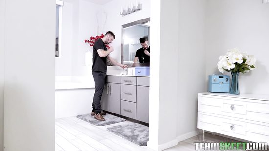 Игривую чёрную кошечку приятель отжарил на диване и кончил в рот