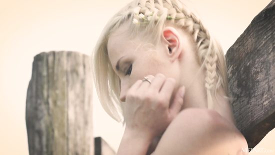 Городская девушка в деревне почувствовала единение с природой