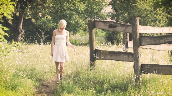 Городская девушка в деревне почувствовала единение с природой