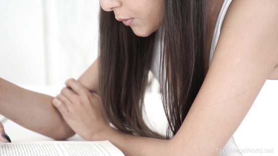 Голова понимает что надо учиться, но мокрая киска жаждет секса