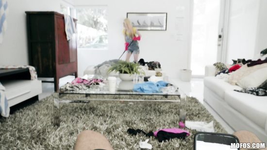 Смутил соседку большим членом и не дал ей навести дома порядок