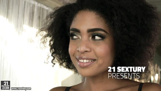 Лесби в чулочках получают оргазм через дрочку анальной дырки игрушками