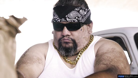 Детектив догнал преступницу на заброшенном складе и засадил ей