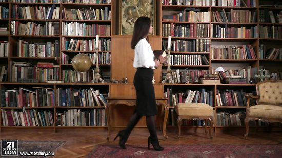 Припозднившиеся посетители в два члена прочитали сексуальную библиотекаршу