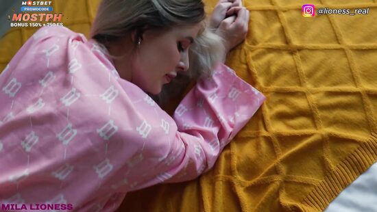 Чем заняться, если скучно? Шпионить за сводной сестрой!