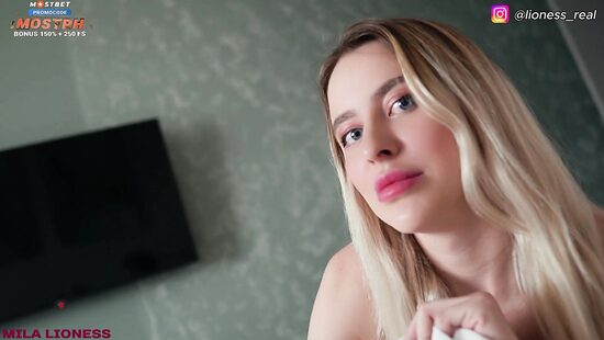 Тебя не смущает, что я без трусов тут, алё?!