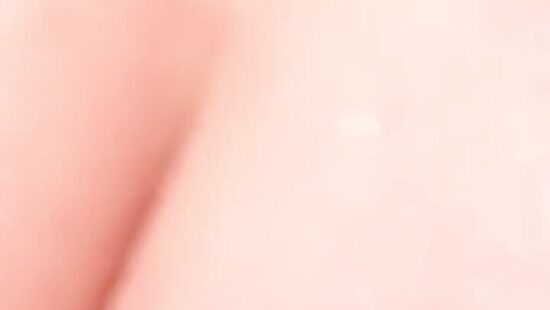 маленькая сучка получает сперму в киску