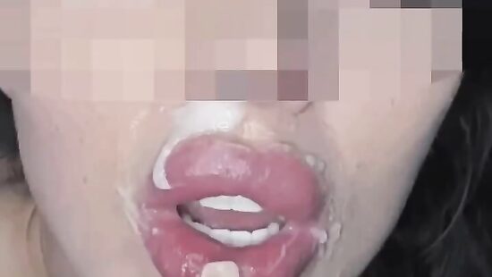 Играет со спермой во рту