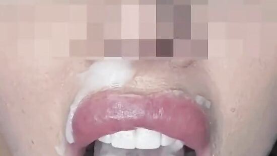 Играет со спермой во рту