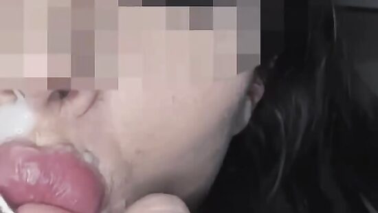 Играет со спермой во рту