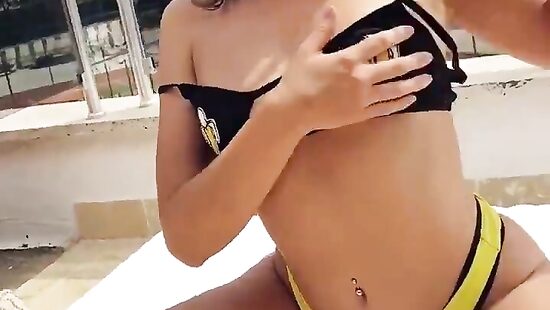 Показала   грудь