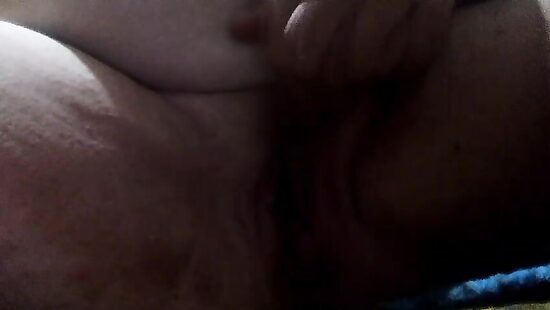 Дрочит пизду