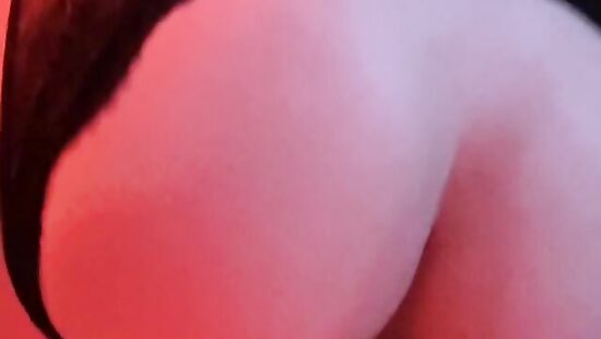 Кончаю малышке на сладкую попку