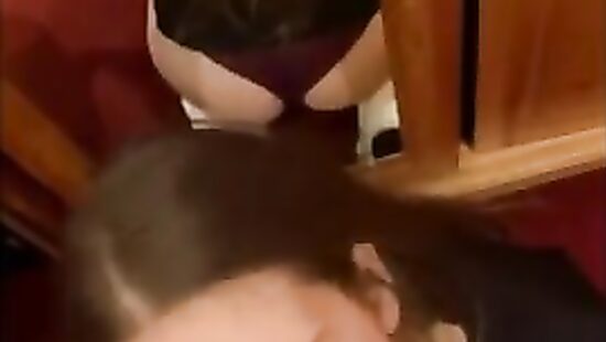 Послушная  сладко полирует хуй на коленях и становится рачком