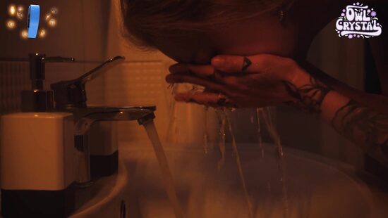 Да он не может любить меня!