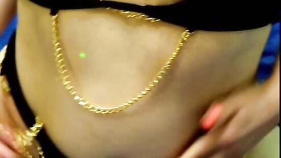 Развлекается    