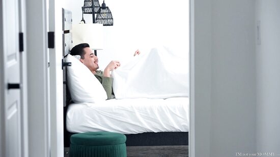 Горничная ещё и член настраивает