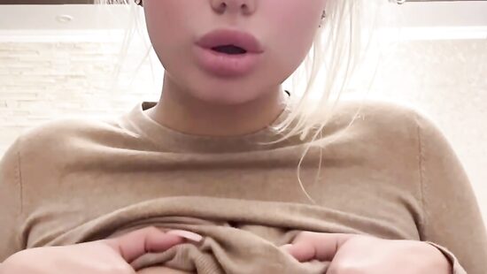 Играюсь с голенькими сисечками)