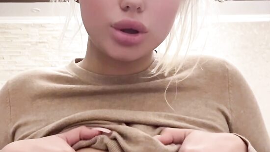 Играюсь с голенькими сисечками)