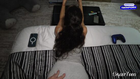 Займи себя, пока она играет