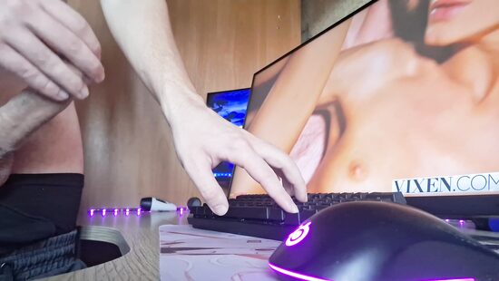 Дрочка за просмотром порно с Nancy A