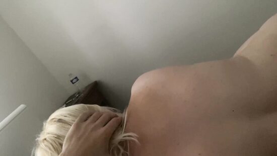 Украинка красиво делает минет