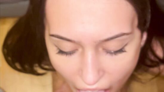 Обкончал лицо милой брюнетки