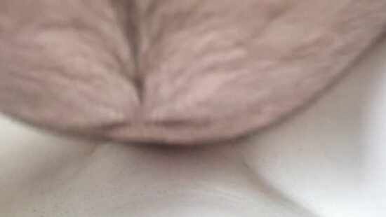 Кончает много спермы на голенький лобок