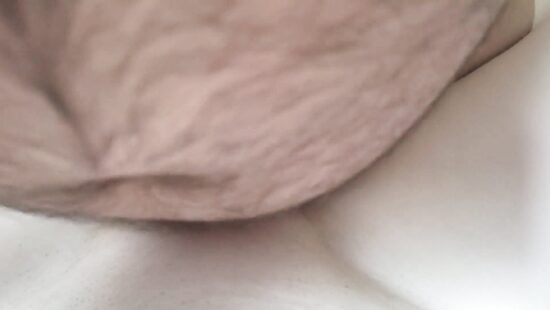 Кончает много спермы на голенький лобок