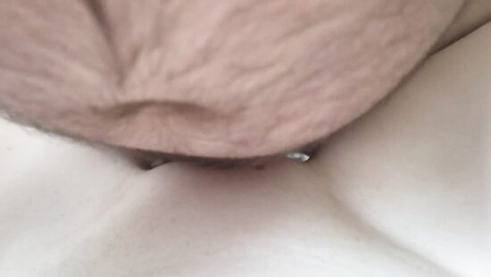 Кончает много спермы на голенький лобок