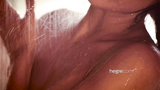 Чистенькая брюнетка после душа прочистила свои дырки игрушками