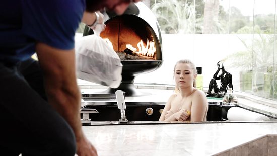 Неожиданно заглянул в гости к однокурснице и засадил ей у камина в ванной