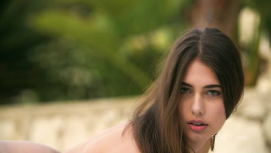 Молодая скромница в саду показывает вам своё обалденное тело