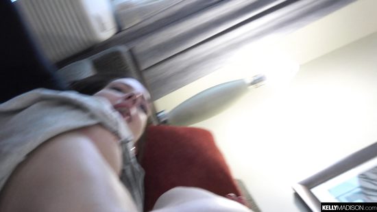 В отеле старый развратник трахнул на камеру молодую любовницу