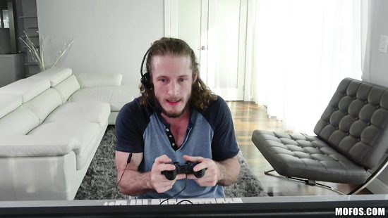 Чтобы оторвать бойфренда от приставки красивая подруга дала ему в очко