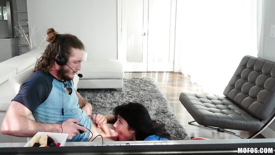 Чтобы оторвать бойфренда от приставки красивая подруга дала ему в очко