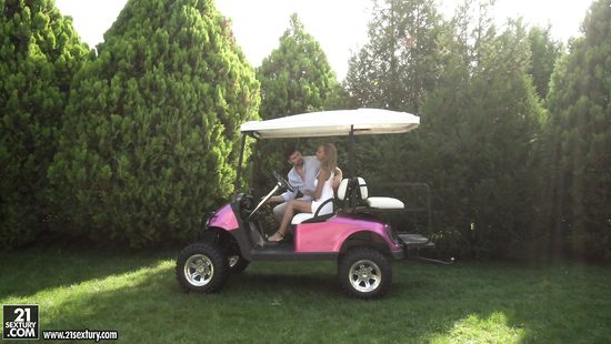 Приехали на поле для гольфа потрахаться в анальную щель