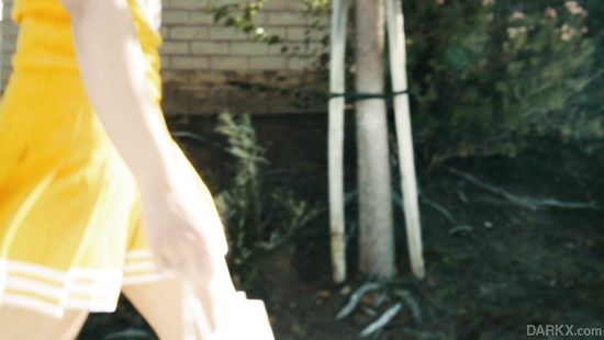 Черлидерша при помощи рта и киски собирает средства на поддержку команды