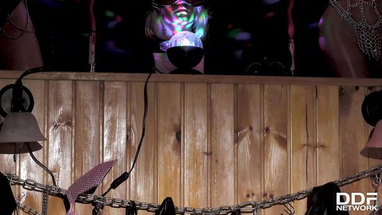 БДСМ и жёсткий секс уносят стройную милфу на вершину блаженства